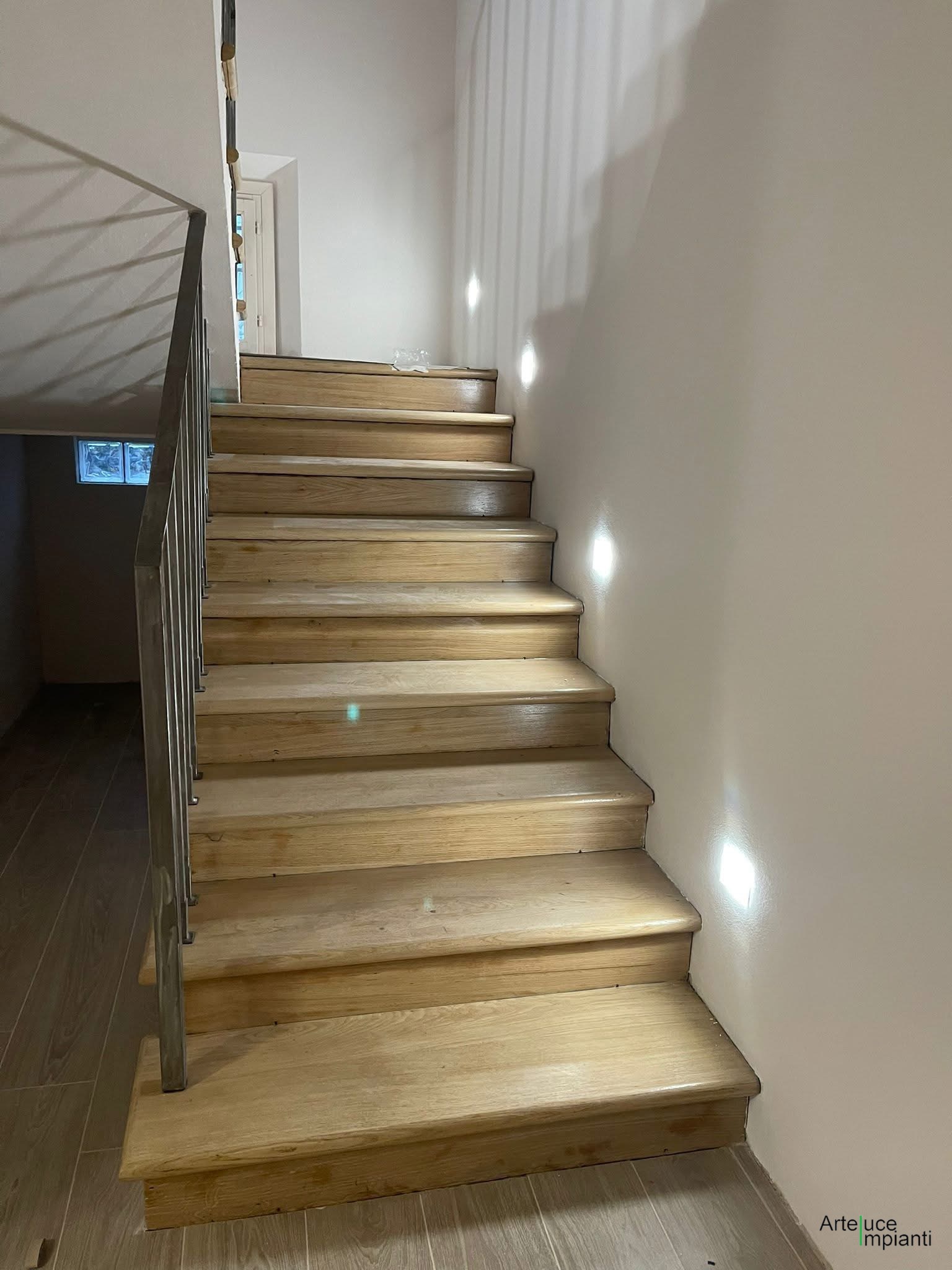 Ingresso, corridoi e scale: orientamento immediato | ARTELUCE IMPIANTI