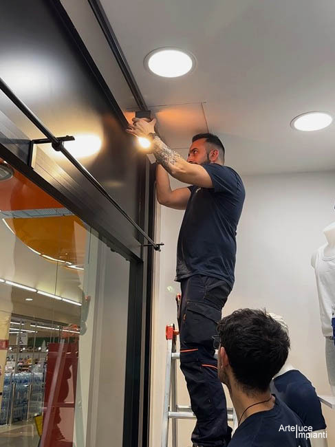 Manutenzione impianti elettrici negozi: l’intervento tecnico presso il Fidenza Village | ARTELUCE IMPIANTI