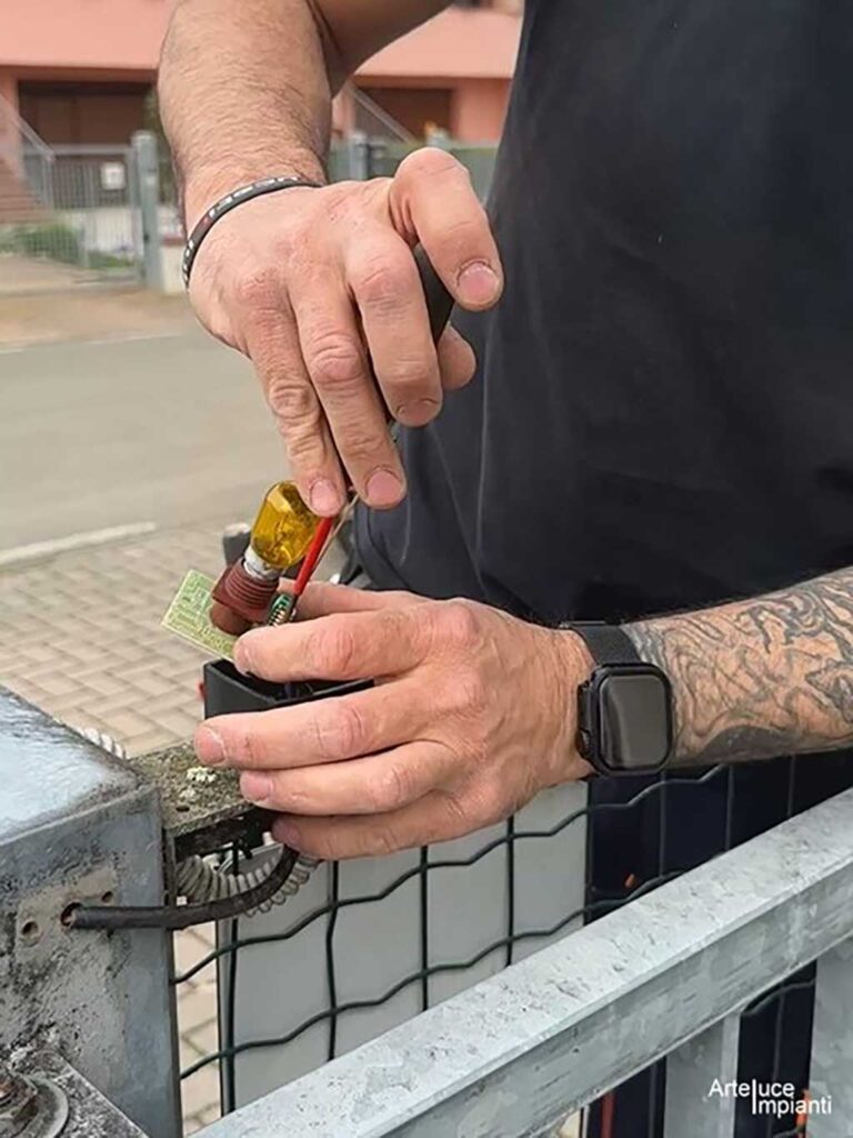 Installazione lampeggiante cancello automatico | ARTELUCE IMPIANTI