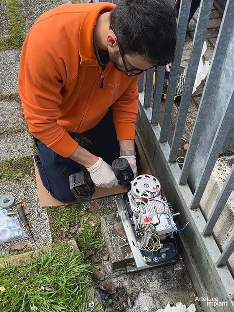 Installazione motore Key Automation per cancello automatico | ARTELUCE IMPIANTI