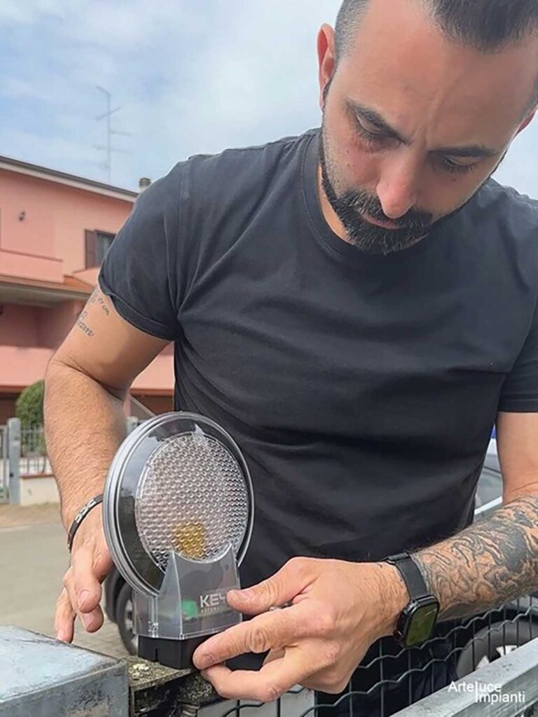 Lampeggiante installato su cancello automatico a San Martino in Rio (RE) | ARTELUCE IMPIANTI