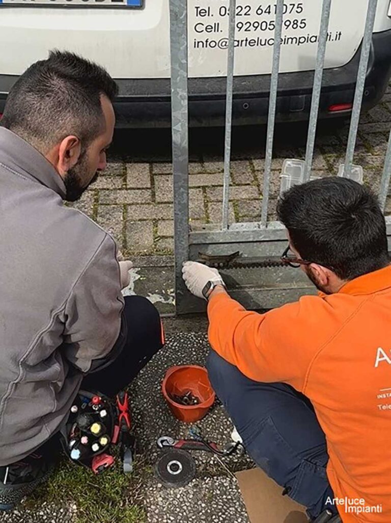 Sostituzione cinghia cancello automatico a San Martino in Rio | ARTELUCE IMPIANTI