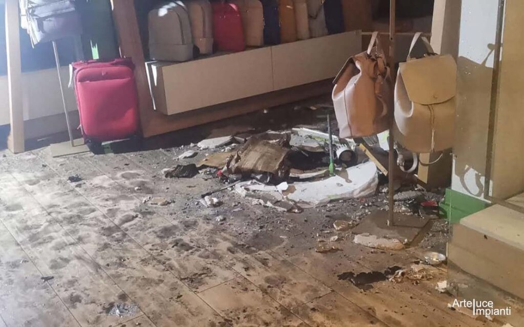 Interno negozio post incendio Faenza (Ravenna) | ARTELUCE IMPIANTI