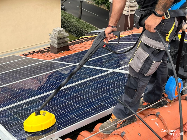 Pulizia pannelli fotovoltaici a Sassuolo (MO): ottimizzazione delle prestazioni e manutenzione dell'efficienza energetica | ARTELUCE IMPIANTI