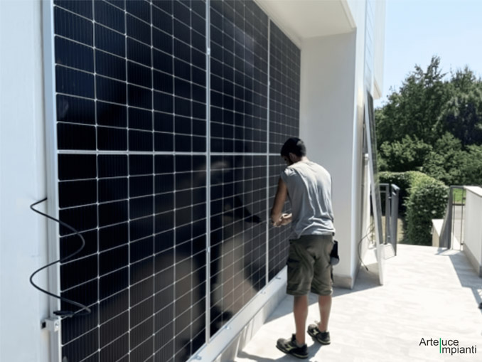 Pannelli fotovoltaici verticali a San Martino in Rio (RE): installazione a parete e integrazione impiantistica | ARTELUCE IMPIANTI